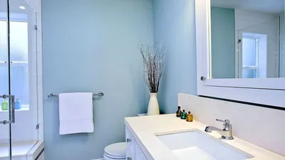 Фото ванной комнаты с пластиковыми панелями: классический стиль