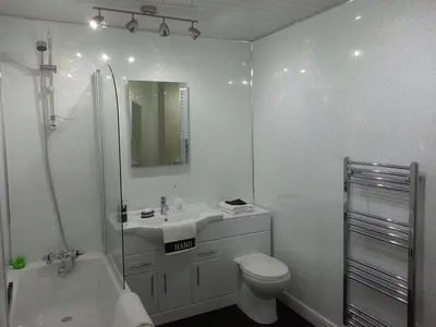 Фото ванной комнаты с пластиковыми панелями: минимализм