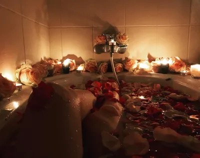 Ванна с лепестками роз и свечами: Миниатюра jpg