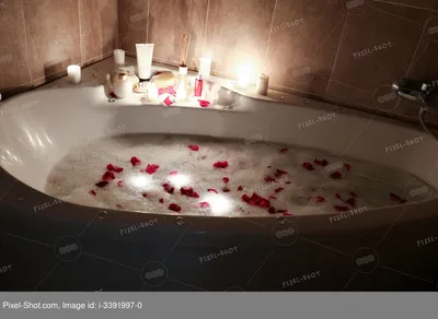 Ванна с лепестками роз и свечами фотографии