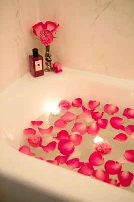 Картинка: Ванна с лепестками роз и свечами для вашего проекта
