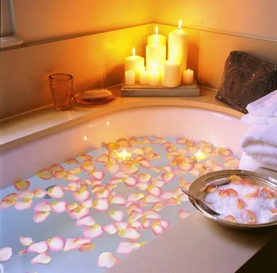 Фото: Розы в ванне с лепестками и свечами