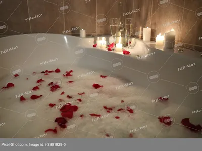 Изображение: Ванна с лепестками роз и свечами в формате png