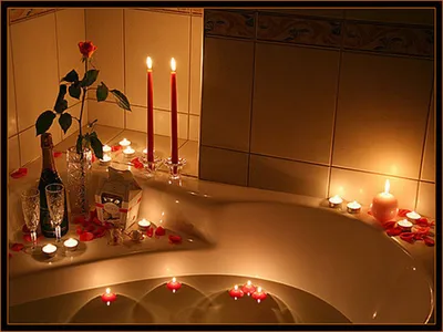 Фото: Ванна с лепестками роз и свечами для вашего вдохновения