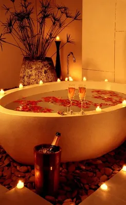 Картинка: Ванна с лепестками роз и свечами - олицетворение роскоши