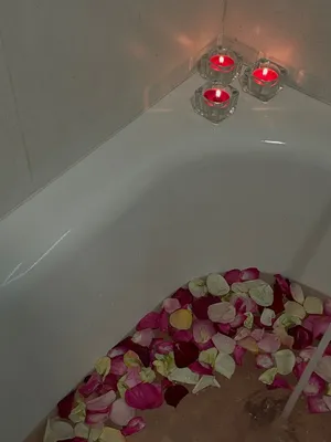 Фотка: Ванна с лепестками роз и свечами для скачивания