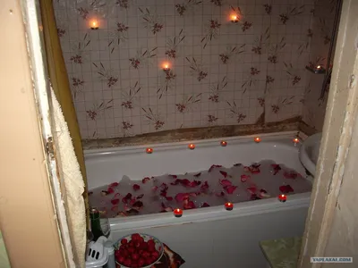 Ванна с лепестками роз и свечами: Магия романтики на фото