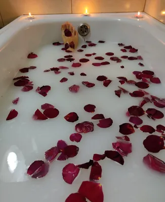 Фото: Розы в ванне с лепестками и свечами, выберите свой формат