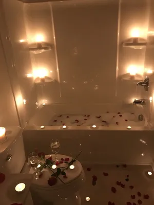 Картинка: Ванна с лепестками роз и свечами - воплощение романтики