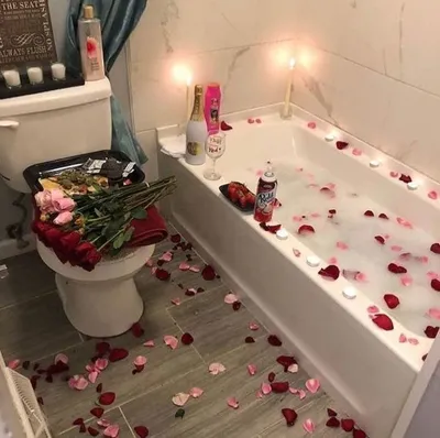 Ванна с лепестками роз и свечами: Художественная фотография