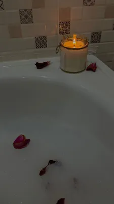 Изображение: Ванна с лепестками роз и свечами в высоком качестве