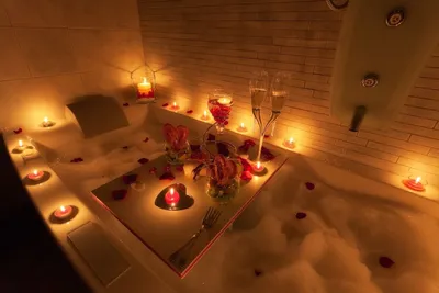 Ванна с лепестками роз и свечами: Роскошь и уют на фото