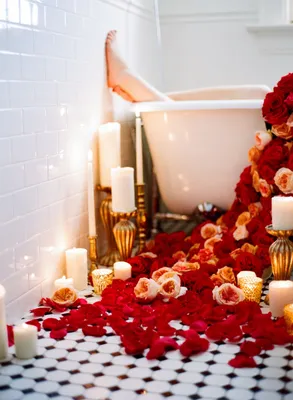 Уют и комфорт в ванной комнате с пеной и свечами