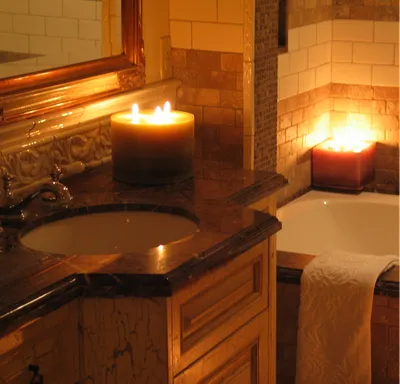 Уютная атмосфера в ванной комнате с пеной и свечами