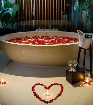 Уникальная фотография ванны с красными розами 
