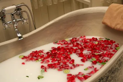 Фотография ванной с красивыми розовыми бутоны 