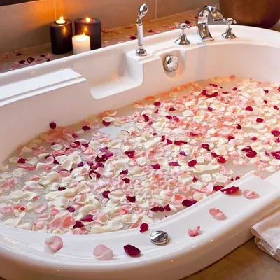 Оригинальный снимок ванной с розовыми цветами 