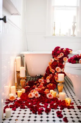 Картинка элегантной ванны с ароматными розами 