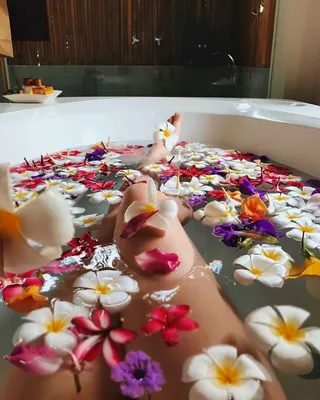 Фотография романтической ванны с красными розами 