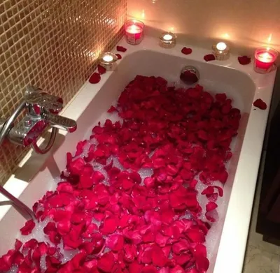 Фотка великолепной ванной комнаты с цветущими розами 