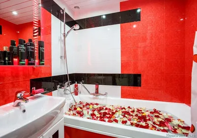 Изображение роскошной ванной с ароматными розами 