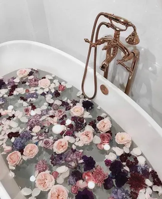 Фото ванной с розовыми бутоны в высоком разрешении 