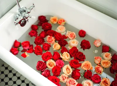 Фотка романтической ванны с цветущими розами.
