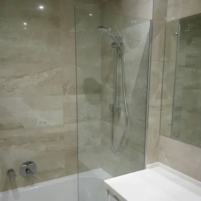 Фото ванной комнаты со стеклянной шторкой в хорошем качестве