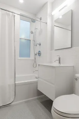 Фотография ванны с элегантной стеклянной шторкой