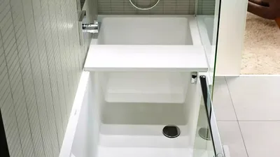 Фото ванной комнаты с установленной ванной со стеклом