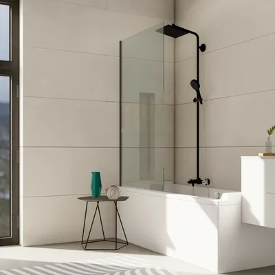 Фото ванной комнаты с установленной ванной со стеклом