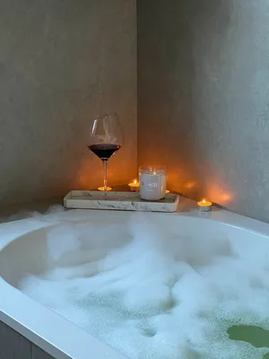 Ванная комната: романтическая обстановка с ванной и свечами