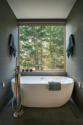 Фото ванной комнаты у окна в формате JPG, PNG, WebP