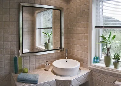 Фото ванной комнаты с видом на окно