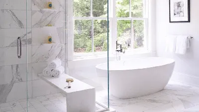 Вдохновляющая ванна в белом цвете на изображении