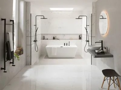 Фото ванной комнаты в белом цвете с аксессуарами