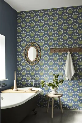 Фото ванной комнаты с уютной ванной в голубом цвете