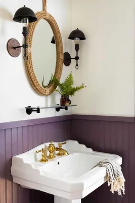 Красивое фото ванной комнаты с сиреневой ванной