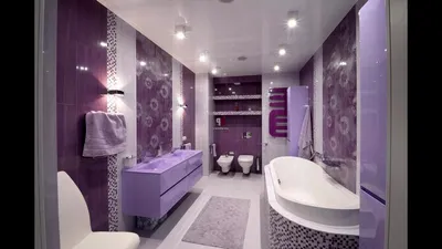 Уютное фото ванной комнаты с сиреневой ванной