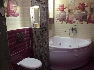 Элегантное фото ванной комнаты с сиреневой ванной
