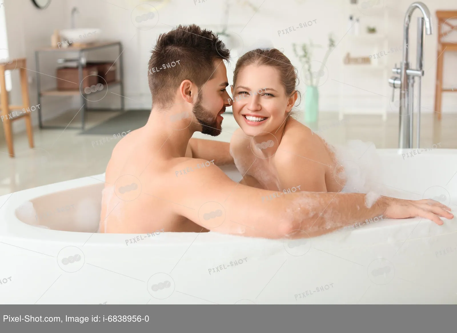Счастливая молодая пара принимает ванну вместе :: Стоковая фотография :: Pixel-Shot Studio