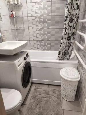 Уютная ванная комната в трехкомнатной квартире