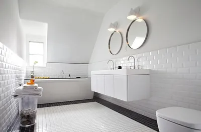 Уютная ванная комната с белой плиткой на стенах