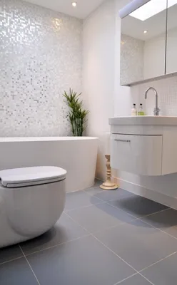 Арт ванной комнаты с белой плиткой