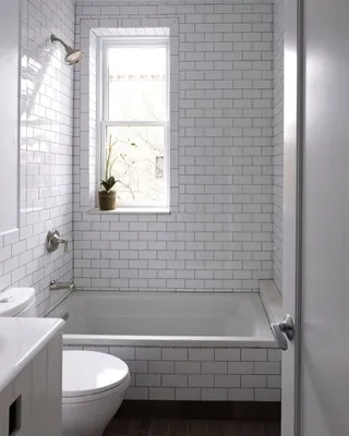 Фото в хорошем качестве ванной комнаты с белой плиткой