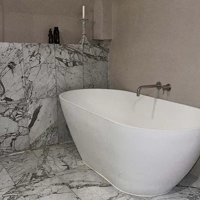 Роскошная ванная комната с изысканными мраморными элементами