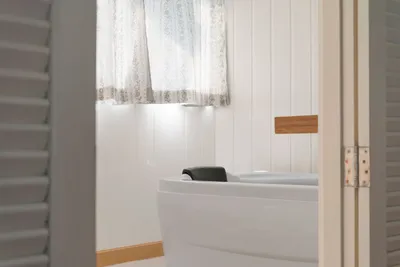 Стильная ванная комната из пвх с минималистичным дизайном