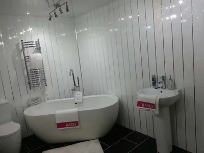 Ванная комната из пвх с оригинальными элементами декора