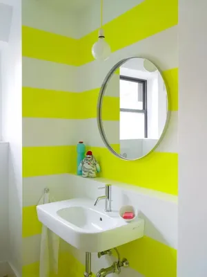 Ванная комната с крашенными стенами и стильным дизайном