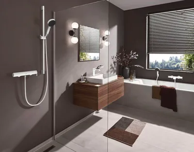 Ванная комната с крашенными стенами: использование дерева в интерьере